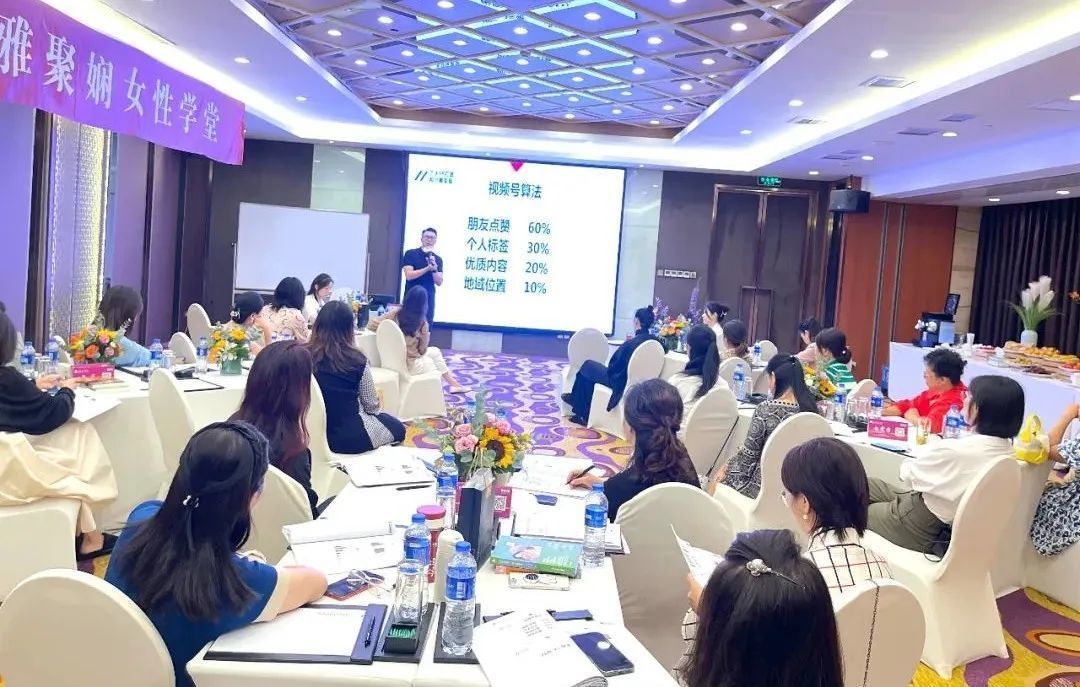 9月18日,阿里巴巴內訓師,國內知名營銷策劃專家,新媒體營銷模式專家,《超級演說家》學院導師葛寧帶來《個人IP打造和興趣變現》分享2。 9月18日,阿里巴巴內訓師,國內知名營銷策劃專家,新媒體營銷模式專家,《超級演說家》學院導師葛寧帶來《個人IP打造和興趣變現》分享2。